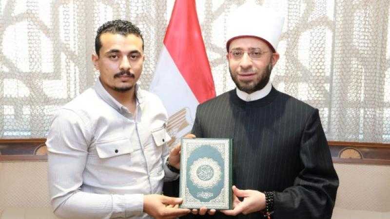 وزير الأوقاف يستقبل نجل الشهيد خالد عبد العال