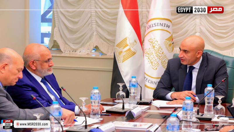 محمد عبد اللطيف وزير التربية والتعليم يلتقي عبد العزيز الملا