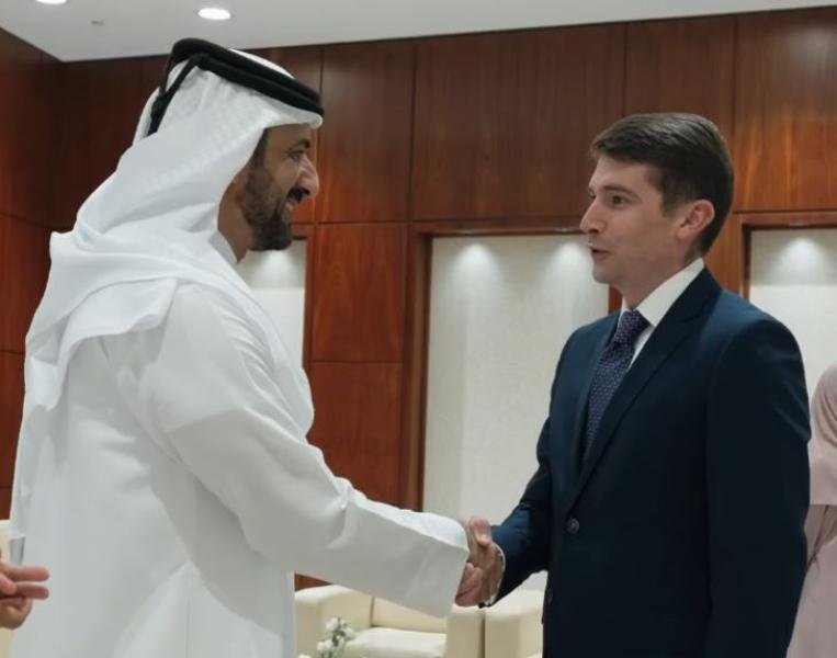 سلطان بن أحمد القاسمي يلتقي عددا من الدبلوماسيين المشاركين في المنتدى الدولي للاتصال الحكومي