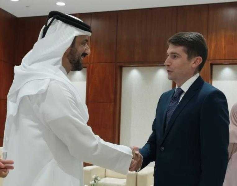 سلطان بن أحمد القاسمي يلتقي عددا من الدبلوماسيين المشاركين في المنتدى الدولي للاتصال الحكومي