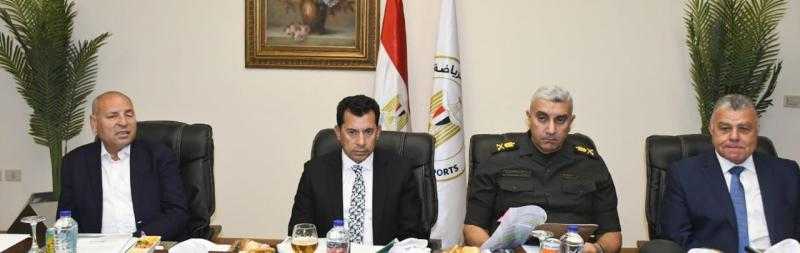 وزير الشباب والرياضة يبحث الفرص الاستثمارية وتطوير الأداء المالى والإداري لاستاد القاهرة