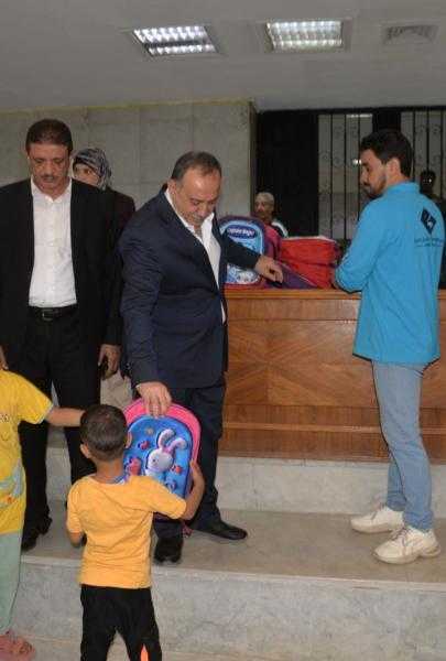 محافظ أسيوط يوزع 300 حقيبة مدرسية للأسر الأولى بالرعاية تزامنا مع قرب العام الدراسي الجديد