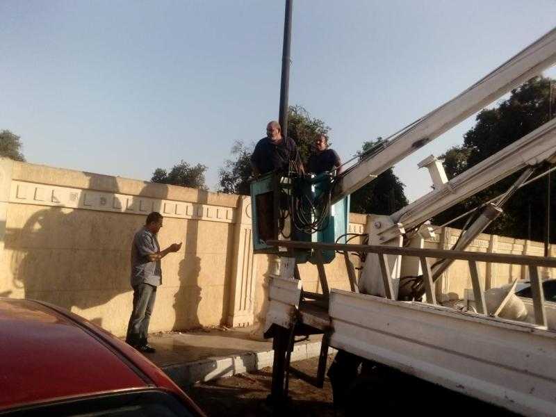 صيانة 20 كشاف إنارة بمنطقة كورنيش النيل وإعادة تأهيل الجزر الوسطى بحي جنوب بمدينة الأقصر