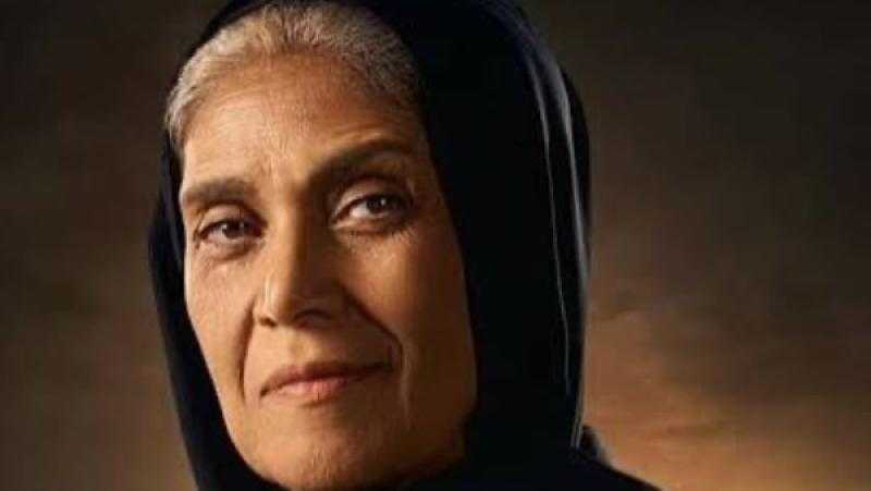 عايدة فهمي تستقبل العزاء في شقيقتها