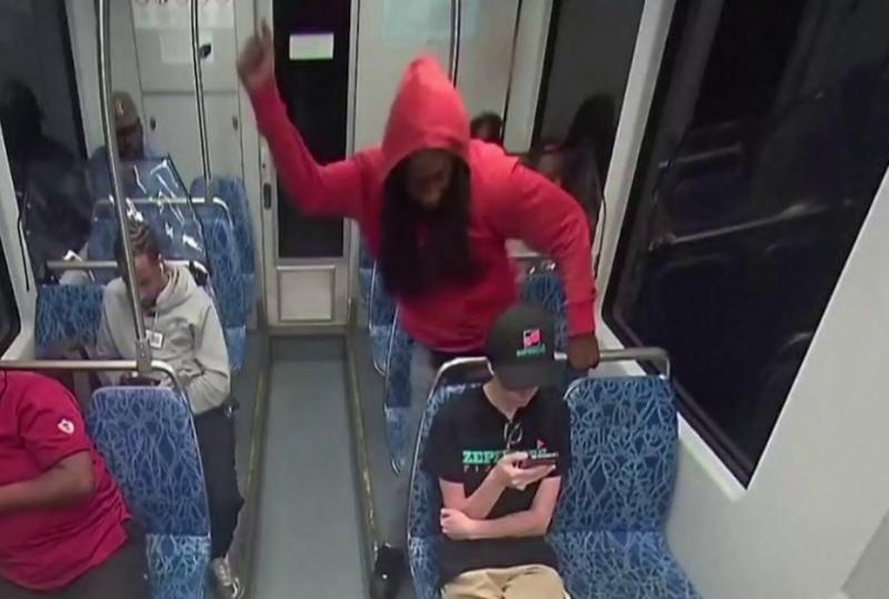 وقفة بالشموع لتكريم لاجئة أوكرانية قُتلت طعنًا بقطار في شارلوت