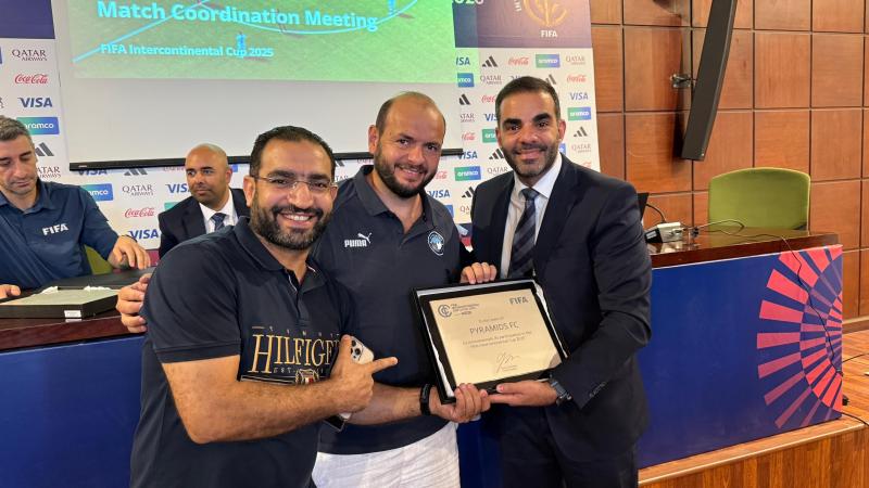 بيراميدز يتسلم شهادة المشاركة في كأس الإنتركونتيننتال من إنفانتينو