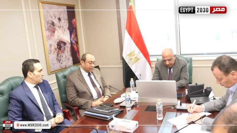 وزير الكهرباء خلال اللقاء