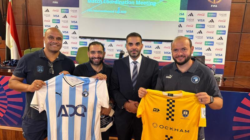 تبادل الهدايا التذكارية بين بيراميدز وأوكلاند سيتي قبل مواجهة كأس الإنتركونتيننتال