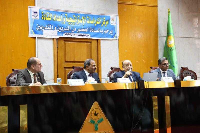 جامعة المنوفية تنظم سلسلة ندوات توعوية لرفع كفاءة الجهاز الإداري والارتقاء بالأداء المؤسسى والاهتمام بتحسين السلوك الوظيفى