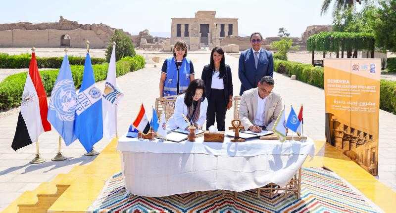 المشاط ومحافظ قنا والمنسقة المقيمة للأمم المتحدة يشهدون توقيع اتفاقية بين برنامج الأمم المتحدة للمستوطنات البشرية وبرنامج الأمم المتحدة الإنمائي