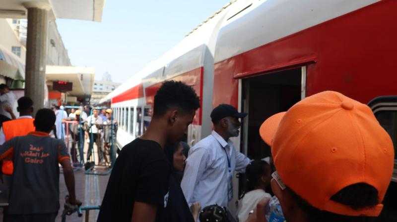 أكثر من 14 ألف راكب منذ بدء المبادرة.. مصر تسير الرحلة الـ15 لعودة السودانيين طوعًا إلى وطنهم