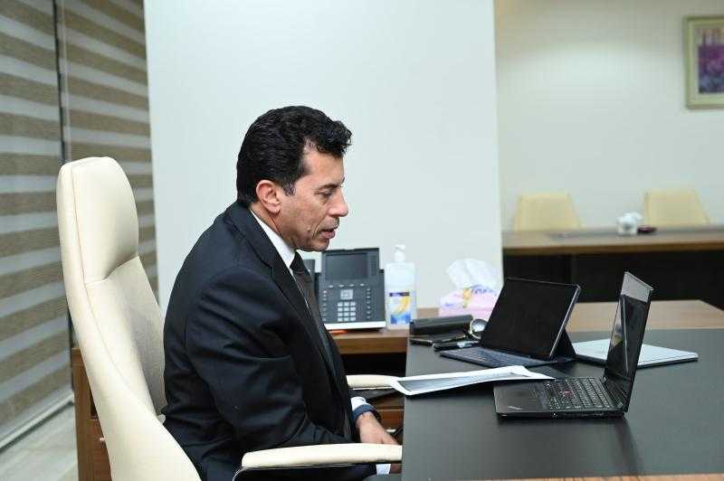 وزير الشباب والرياضة يتابع عبر الفيديو كونفراس لمتابعة التحضيرات لاستضافة مصر لبطولة العالم للأندية لكرة اليد
