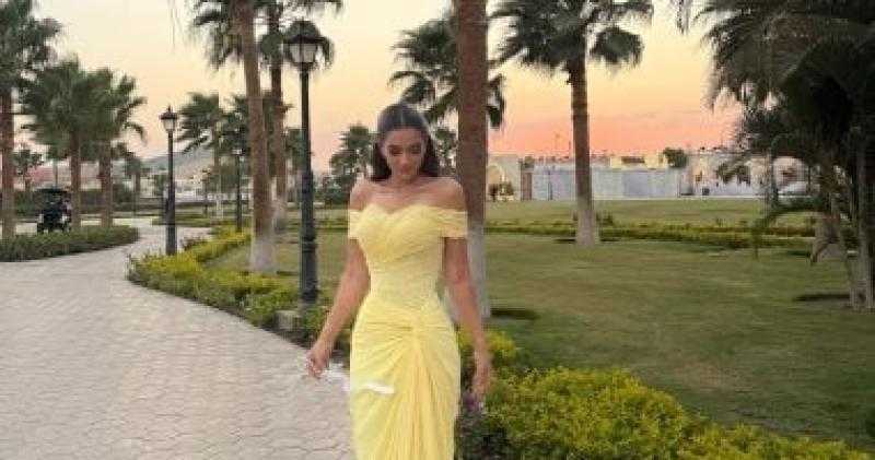 ملك زاهر تخطف الأنظار بإطلالة صفراء جريئة في حفل زفاف وتثير التفاعل على السوشيال ميديا