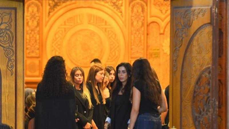 الحزن يسيطر على ملامح مريم عامر منيب فى عزاء خطيبها