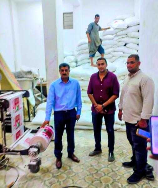 محافظ سوهاج: ضبط مصنع غير مرخص لتعبئة السكر .. والكشف عن عجز 25 طن سكر بفرع جملة الأرياف بطهطا