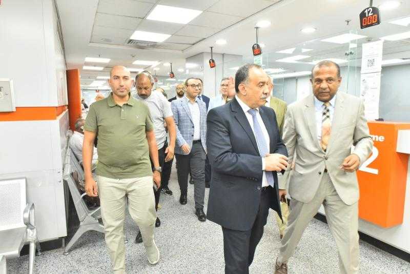 محافظ أسيوط يتفقد مركز الخدمات المميز بالغرفة التجارية