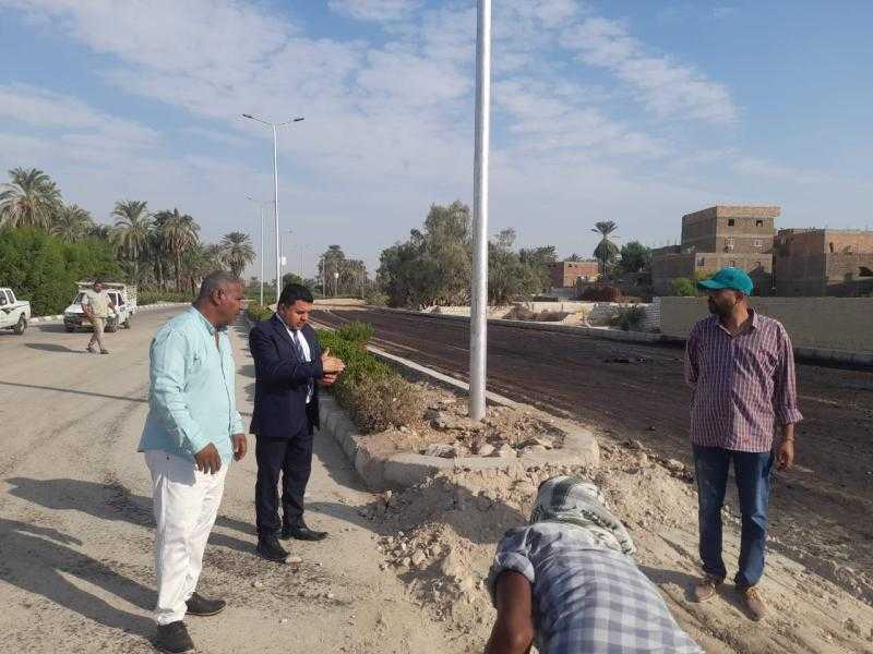 رئيس مركز ومدينة الطود بالأقصر يتابع أعمال رصف الطريق المؤدي للمدينة الشبابية