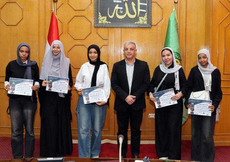 محافظ الإسماعيلية يكرم طلبة المدرسة الفندقية المشاركين في مبادرة التدريب من أجل التشغيل