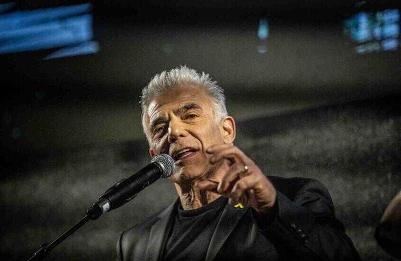 لابيد يصف حكومة نتنياهو بـ”المريضة” ويحذر من تشكيل قوة عربية مشتركة