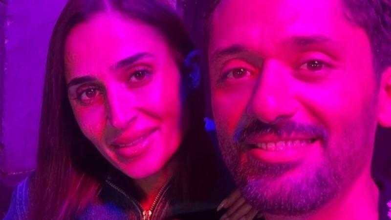 زوجة كريم محمود عبدالعزيز ترافقه بصورة جديدة