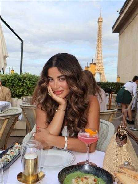 يارا السكري تتألق بإطلالة باريسية في أحدث جلسة تصوير