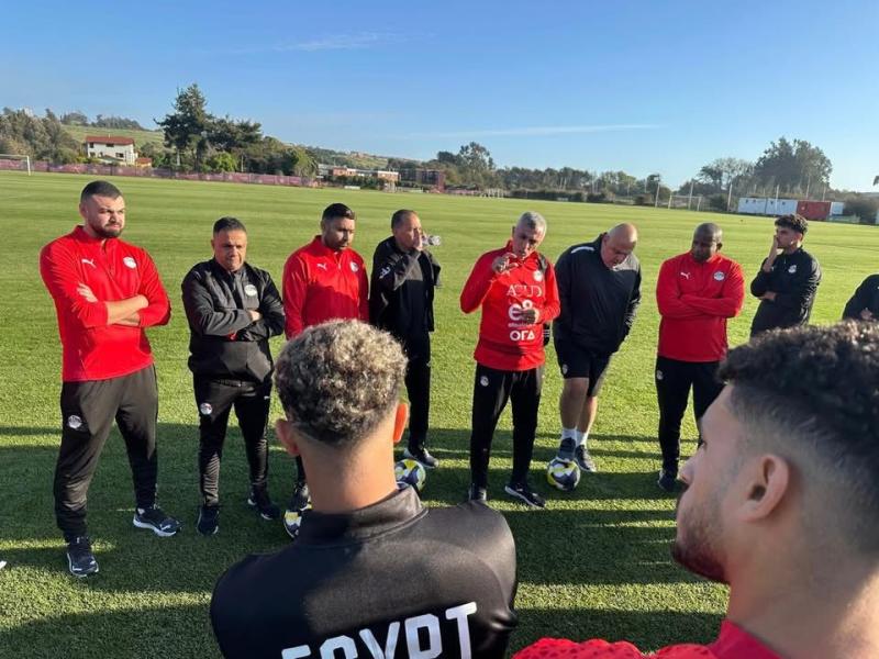 أسامة نبيه يطالب بالتركيز ويؤكد ثقته في لاعبي المنتخب مع انطلاق معسكر تشيلي