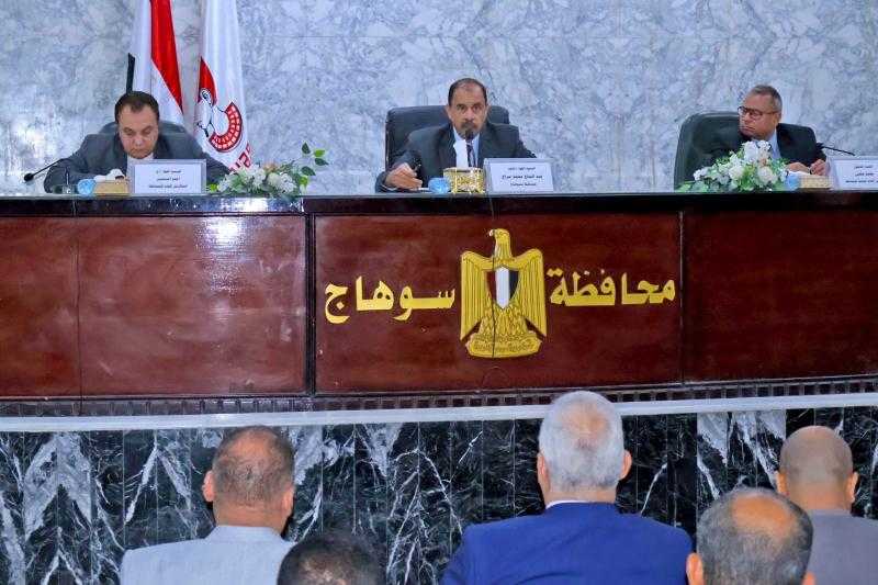 محافظ سوهاج يترأس اجتماع المجلس الاقتصادي الاجتماعي لمتابعة المشروعات الاستثمارية وتعزيز التنمية