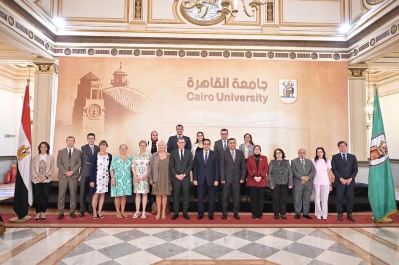 رئيس جامعة القاهرة يلتقى وفد لجنة الثقافة والتعليم والاتصال والرياضة بمجلس الشيوخ الفرنسى