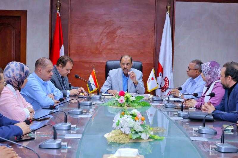 محافظ سوهاج يعقد اجتماعا لبحث المقترح النهائي لتطوير وتجميل شارع المحطة