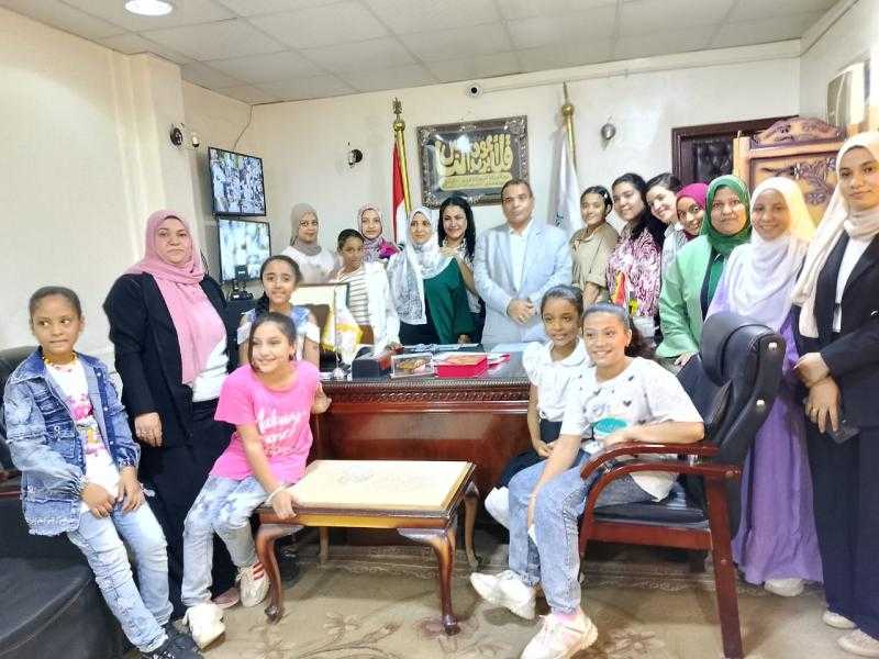 رئيس مدينة أرمنت بالأقصر يستقبل فريق مشروع ”ابنتي الغالية” المنفذ بجمعية المرأة والأسرة بالرزيقات