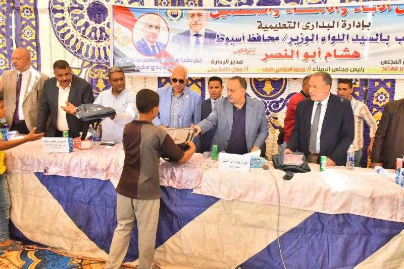 محافظ أسيوط يشهد توزيع حقائب مدرسية بقرية النواورة بالبداري ضمن خطة توزيع 1000 حقيبة للطلاب الأولى بالرعاية