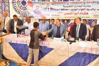 محافظ أسيوط يشهد توزيع حقائب مدرسية بقرية النواورة بالبداري ضمن خطة توزيع 1000 حقيبة للطلاب الأولى بالرعاية