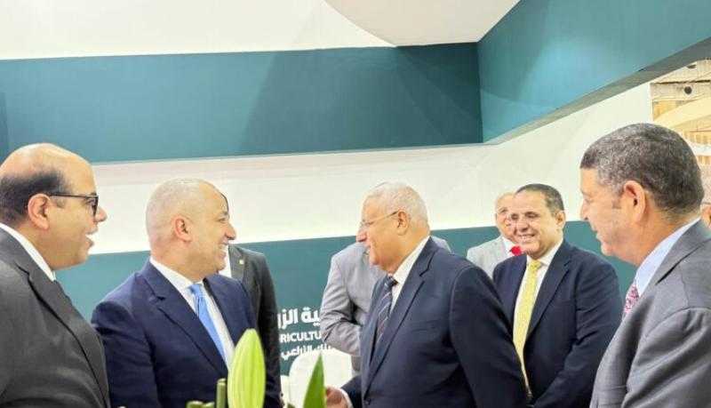رئيس البنك الزراعي المصري يتفقد جناح الشركة المصرية للتنمية الزراعية والريفية – إيكارد بمعرض صحارى 2025