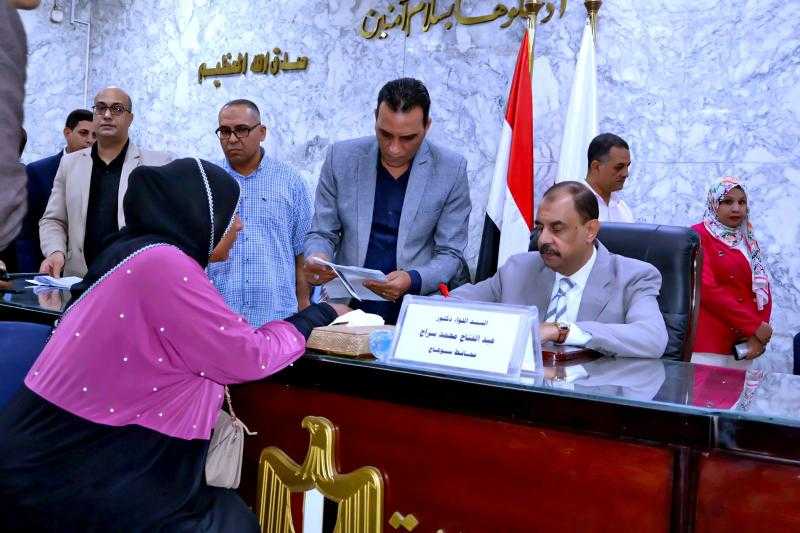 محافظ سوهاج يعقد اللقاء الجماهيري الأسبوعي للاستماع إلى شكاوى وطلبات المواطنين