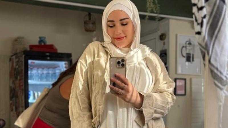 أسما شريف منير تشارك جمهورها صورا جديدة بالحجاب