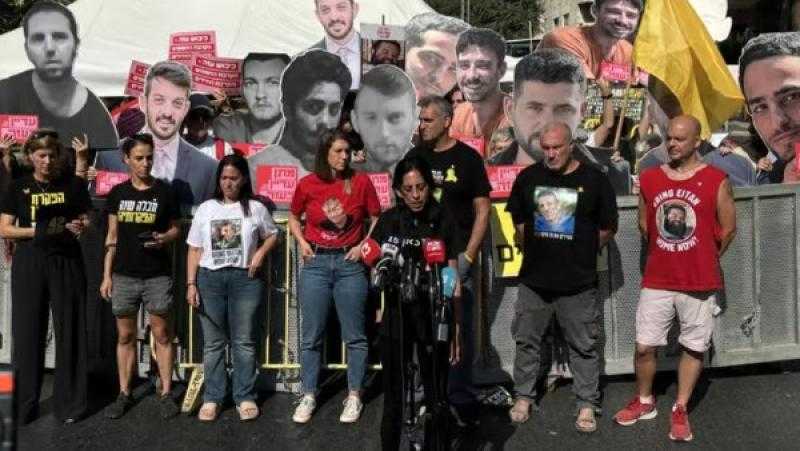 نتنياهو أمر بقصف ابني حتى الموت.. عائلات أسرى الاحتلال تصرخ أمام منزله: أوقفوا المجـ زرة