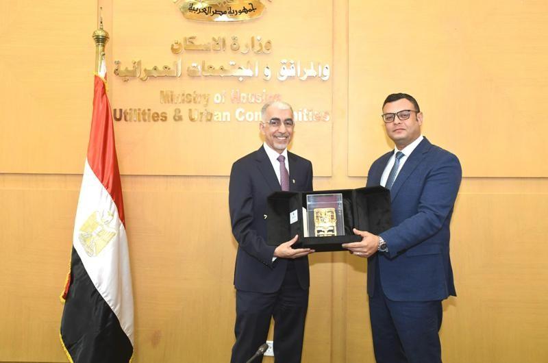 وزير الإسكان يستقبل وزير الأشغال البحريني لبحث أوجه التعاون بين البلدين