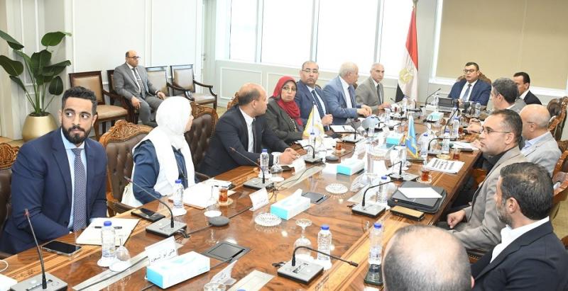 وزير الإسكان يعقد اجتماعًا مع مسئولي الشركة السعودية المصرية لبحث فرص الاستثمار