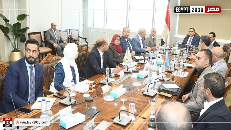 وزير الإسكان يعقد اجتماعا مع مسئولي الشركة السعودية المصرية