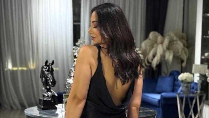 بوسي تتألق بإطلالة جديدة في جلسة تصوير خاصة