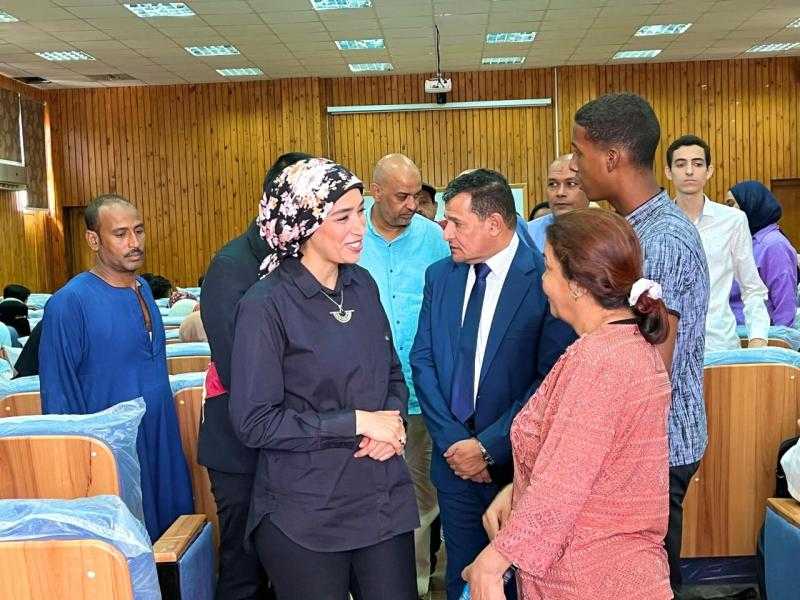 رئيس جامعة الأقصر تتابع أعمال الكشف الطبي والمقابلات الشخصية للطلاب بالجامعة الأهلية