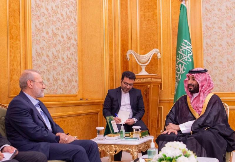 ولي العهد السعودي وأمين الأمن القومي الإيراني يناقشان مستجدات الأوضاع الإقليمية