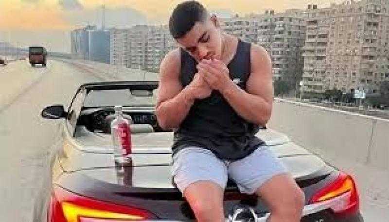 محاكمة ”طفل المرور” واثنين آخرين بتهمة استعراض القوة والتعدي على طالب بالمقطم