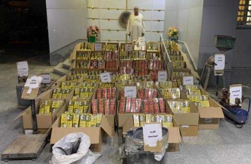 ضبط عامل بالفيوم لتصنيعه 700 ألف قطعة ألعاب نارية