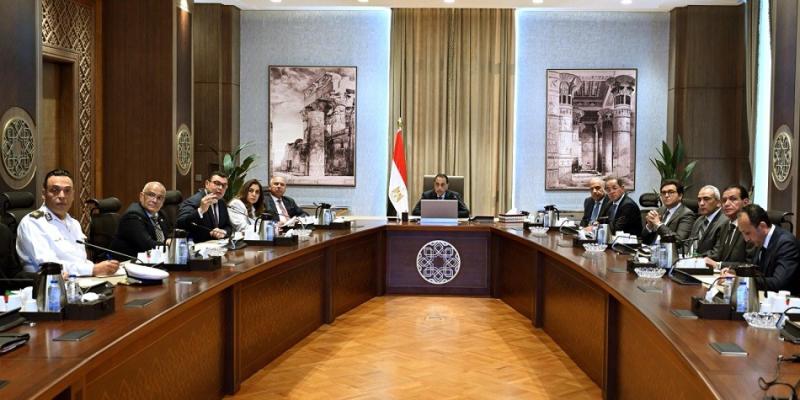 رئيس الوزراء يتابع تنفيذ الضوابط والمعايير الخاصة بالإعلانات على الطرق العامة