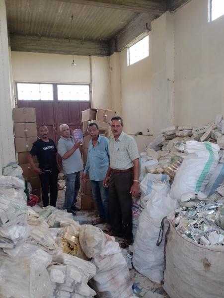 ضبط ٣ طن مواد غذائية مجهولة المصدر بمحافظة الشرقية