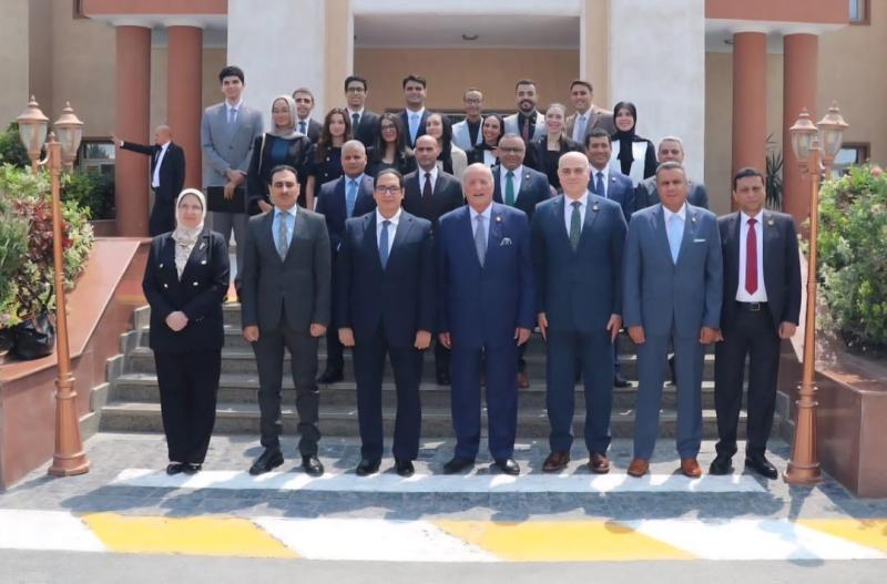 رئيس جامعة القاهرة وأمين عام مجلس الدفاع الوطني يشهدان حفل ختام التدريب الصيفي لطلاب كلية الاقتصاد والعلوم السياسية بمقر المجلس