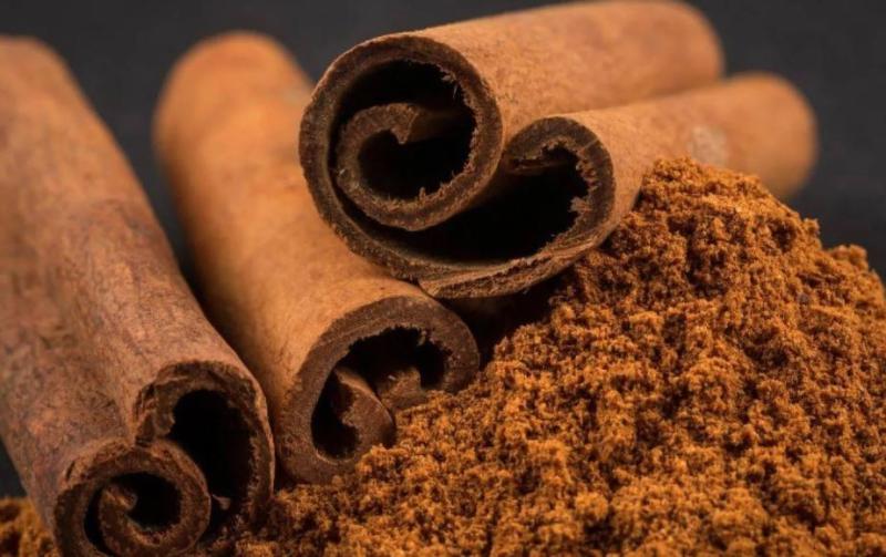 القرفة العيدان أم الأكياس الجاهزة أفضل؟.. استشاري تغذية توضح