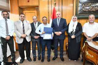 رئيس جامعة قناة السويس يكرم الفائزين بجائزة الأداء المتميز لشهر أغسطس تقديرًا لعطائهم الوظيفي وإخلاصهم المهني