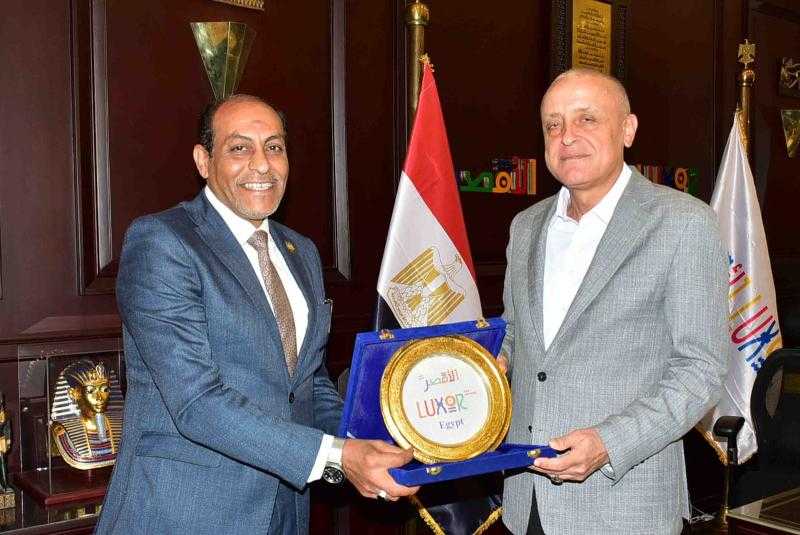 محافظ الأقصر يكرم وكيل وزارة التموين والتجارة الداخلية السابق